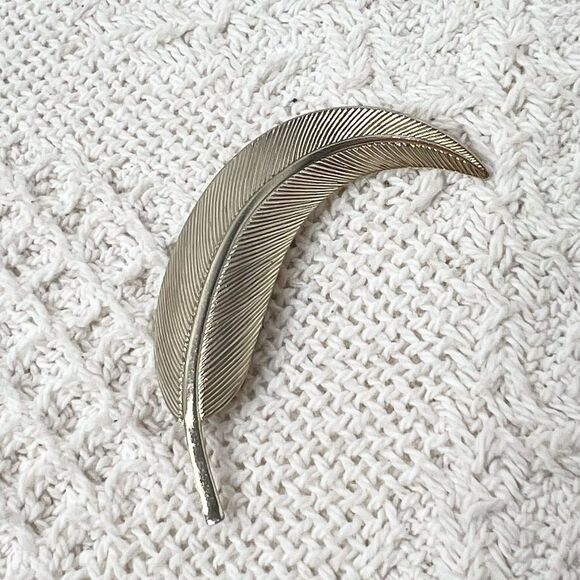 Vintage Gold Tone Leaf Brooch Pin Long Curved Fall Autumn - Picture 5 of 5